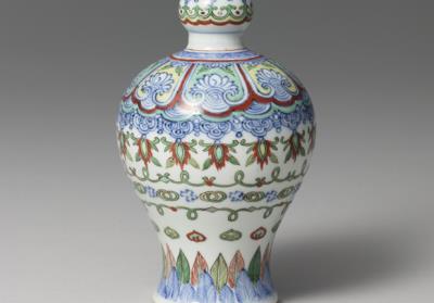 图片[3]-Vase with flowers in wucai colors and underglaze blue, Ming dynasty, Jiajing reign (1522-1566)-China Archive